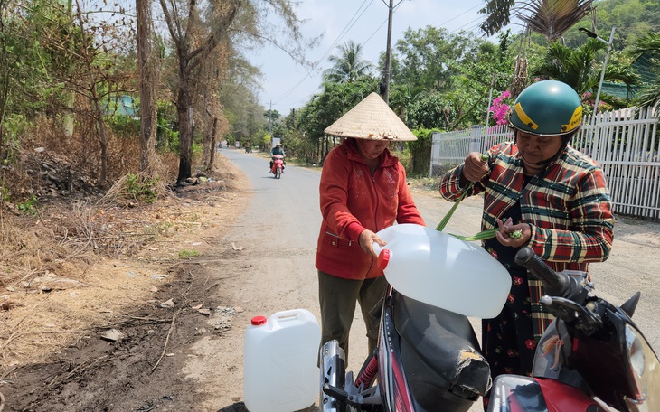 Dân Hà Tiên ròng rã hứng nước ngọt từng can nhựa