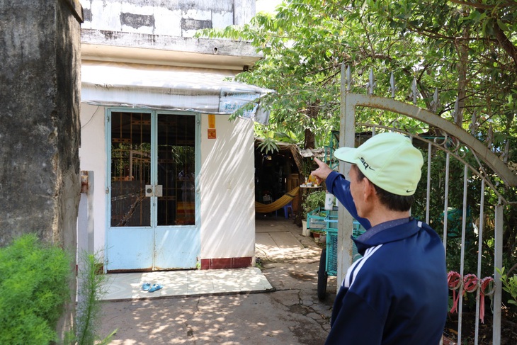 Ông Hoàng Bá Trung lo lắng khi đường vành đai 3 thi công gần đến nhà mình mà lại chưa được di dời - Ảnh: NGỌC QUÝ