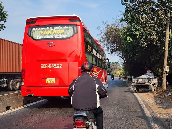 Xe khách chạy lấn vào làn xe náy trên quốc lộ 1, đoạn qua địa bàn phường Linh Trung, TP Thủ Đức. Nhiều người đi xe máy sợ va chạm phải né ra để xe này chạy - Ảnh: MINH HÒA