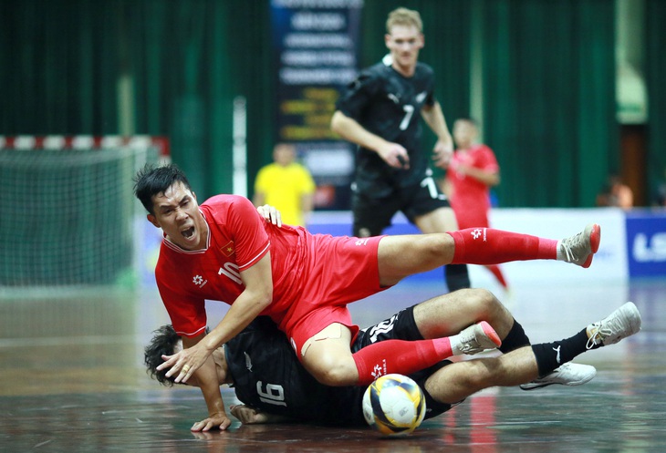 Đội tuyển futsal Việt Nam (áo đỏ) trong trận hòa New Zealand - Ảnh: AN TÔ