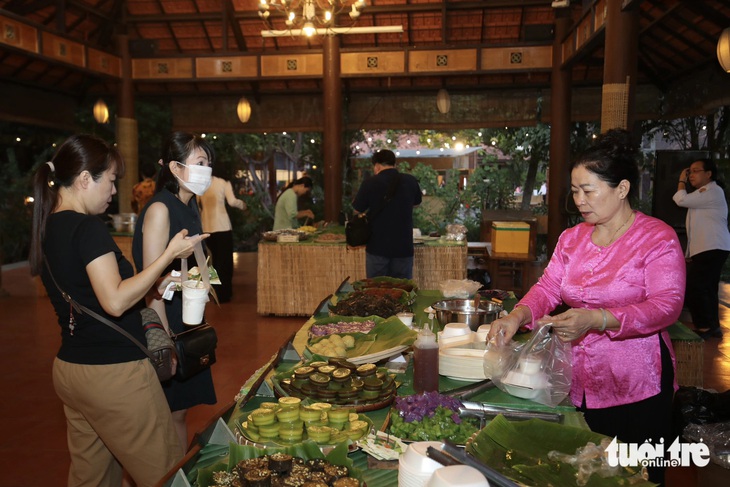 Cũng lần đầu tiên, khu vực bánh dân gian với hơn 30 loại bánh có mặt tại lễ hội ẩm thực năm nay - Ảnh: PHƯƠNG QUYÊN