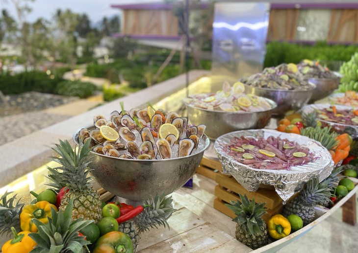 Tiệc buffet với các loại thịt nướng, hải sản đa dạng và nhiều món tráng miệng thơm ngon. Ảnh: Đ.H