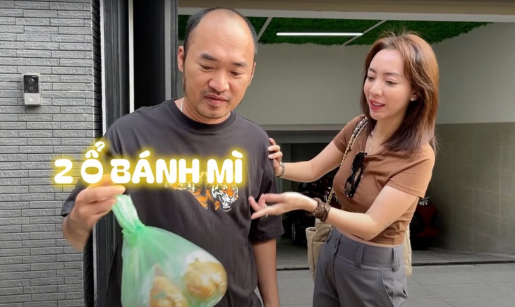 Tiến Luật mua bánh mì để bà xã nạp năng lượng trước khi đi chơi xa