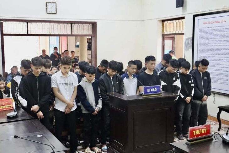 20 thành viên nhóm 'băng cướp đêm' lãnh án- Ảnh 1. Nhóm bị cáo tại tòa - Ảnh: Công an Hải Hậu