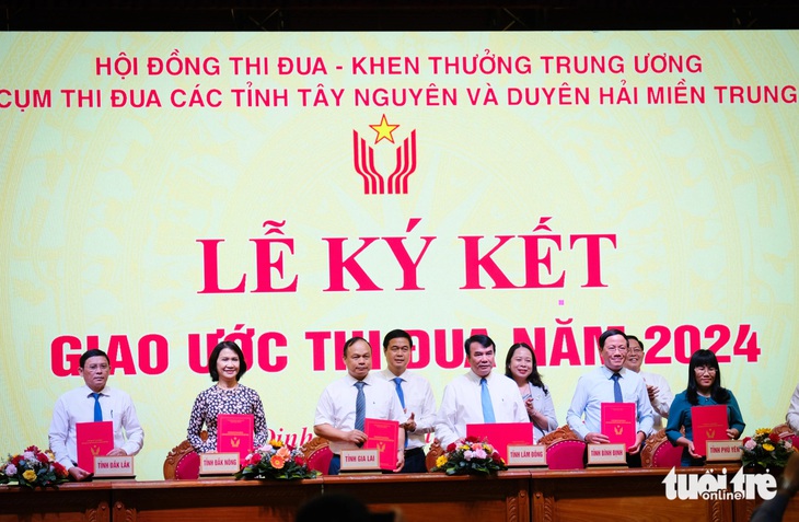 Lãnh đạo các tỉnh miền Trung - Tây Nguyên ký kết giao ước thi đua năm 2024 - Ảnh: TẤN LỰC