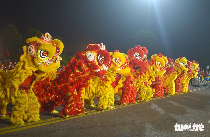 Những chú lân rộn rã chào khán giả. Theo UBND TP Quy Nhơn, chương trình &quot;Quy Nhơn rực rỡ sắc màu&quot; là sự kiện kích cầu du lịch, cụ thể hóa mục tiêu phát triển kinh tế biển, trọng tâm đẩy mạnh dịch vụ, du lịch biển TP Quy Nhơn đến năm 2025 trở thành điểm đến thú vị, thu hút khách du lịch trong và ngoài nước - Ảnh: LÂM THIÊN