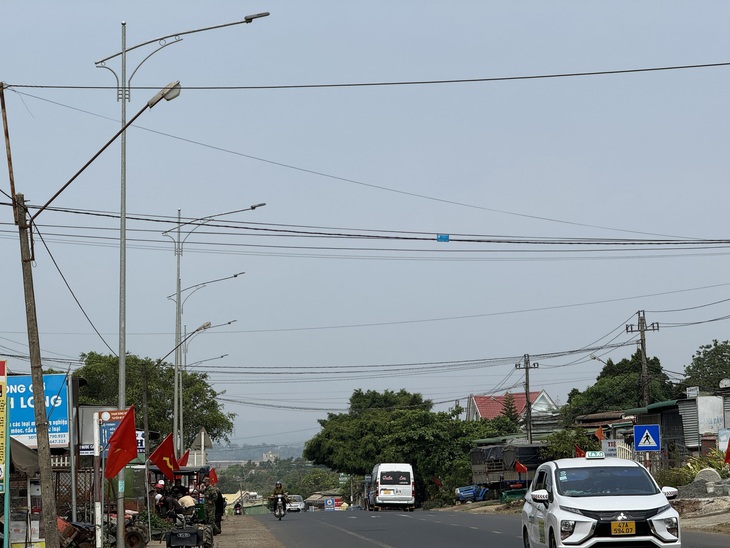 Cả tuyến đường có 67 trụ đèn chiếu sáng dài hơn 2km nhưng vẫn tối nhiều năm nay - Ảnh: TRUNG TÂN