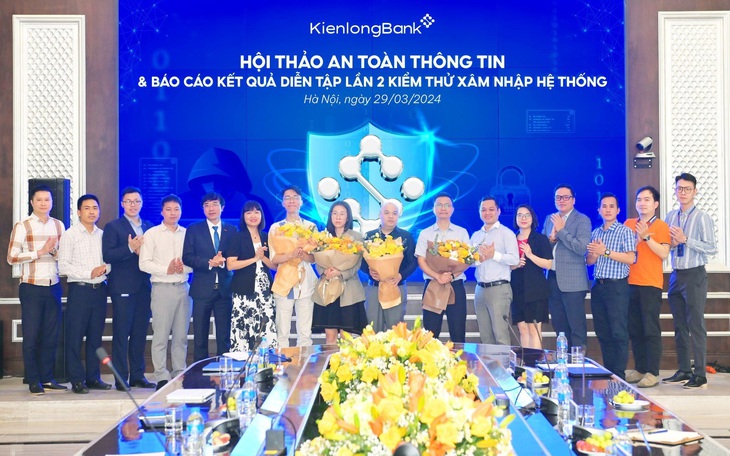 Các đối tác trong lĩnh vực an toàn thông tin trình bày tham luận và thảo luận trong Hội thảo