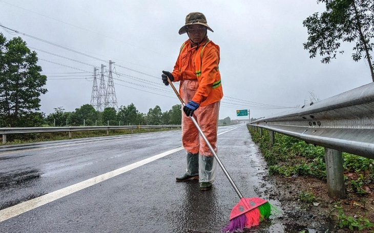 Cảnh sát tăng cường tuần tra, cao tốc Cam Lộ - La Sơn đã bớt xe chạy ẩu