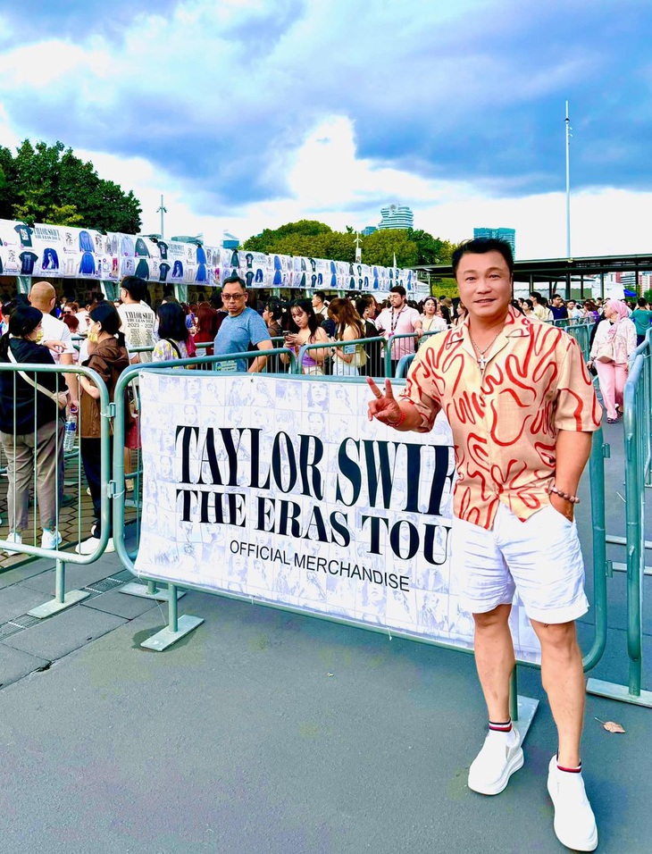 Lý Hùng khoe ảnh 'đu idol' Taylor Swift gây sốt- Ảnh 1. Lý Hùng chia sẻ khoảnh khắc tham dự đêm concert đầu tiên của Taylor Swift tại Singapore