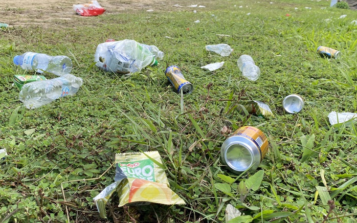 Sao cứ đi đến đâu xả rác đến đó?