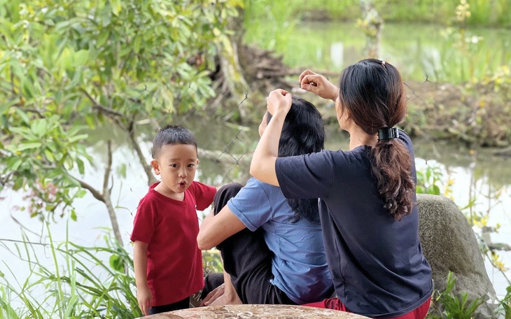 Cả nhà dễ thở vì mẹ chồng chiều con dâu hết cỡ