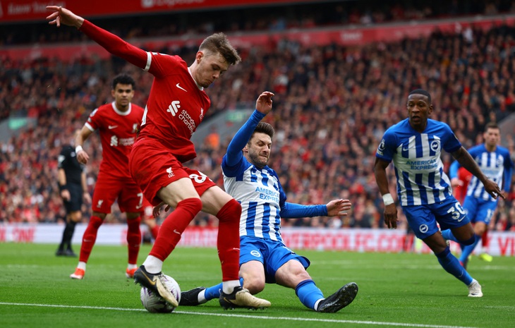 Liverpool (áo đỏ) lội ngược dòng đánh bại Brighton 2-1 ở vòng 30 Premier League - Ảnh: REUTERS