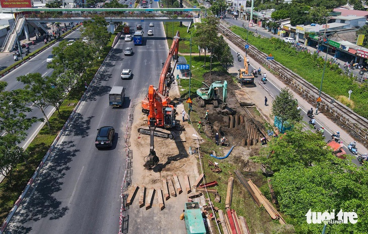 `Sawaco cho biết sẽ cử người đi kiểm tra các đường dẫn nước liên tục để giải quyết các sự cố rò rỉ, hư hỏng sớm - Ảnh: CHÂU TUẤN