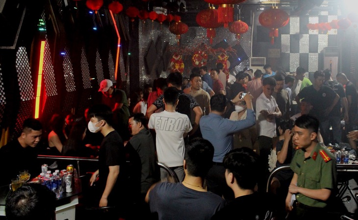 Công an kiểm tra quán bar Angel Club vào tối 30-3 và phát hiện nhiều thanh niên bay lắc, kiểm tra nhanh sau đó có 29 người dương tính với ma túy - Ảnh: QUANG VĂN