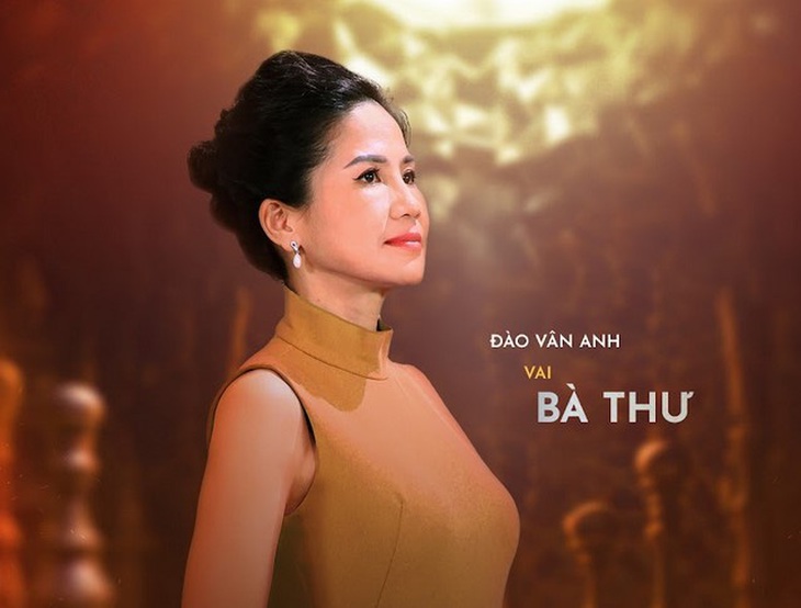 Trang phục màu vàng nâu quyền lực trong poster nhân vật của Đào Vân Anh cho thấy nhân vật bà Thư đầy tham vọng, mưu mô. Nụ cười nhẹ hơi nhếch mép cùng ánh nhìn xa xăm của bà Thư cho thấy bà là một trong những người cản đường Thái Dương trên hành trình tìm ra sự thật.