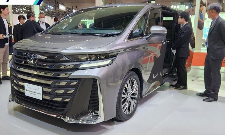 Toyota Alphard Spacious Lounge xuất hiện tại các sự kiện với bộ vỏ sơn màu xám kim loại và logo PHEV - Ảnh: WapCar