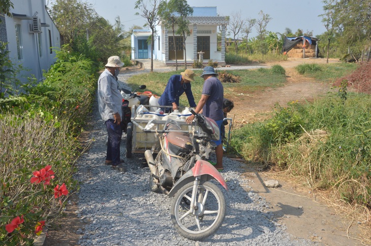 Người dân tỉnh Tiền Giang trữ nước ngọt trước tình hình xâm nhập mặn gay gắt - Ảnh: HOÀI THƯƠNG