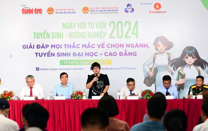 PGS.TS Nguyễn Thu Thủy, vụ trưởng Vụ Giáo dục đại học (Bộ Giáo dục và Đào tạo), tư vấn cho học sinh, phụ huynh tại ngày hội - Ảnh: DUYÊN PHAN