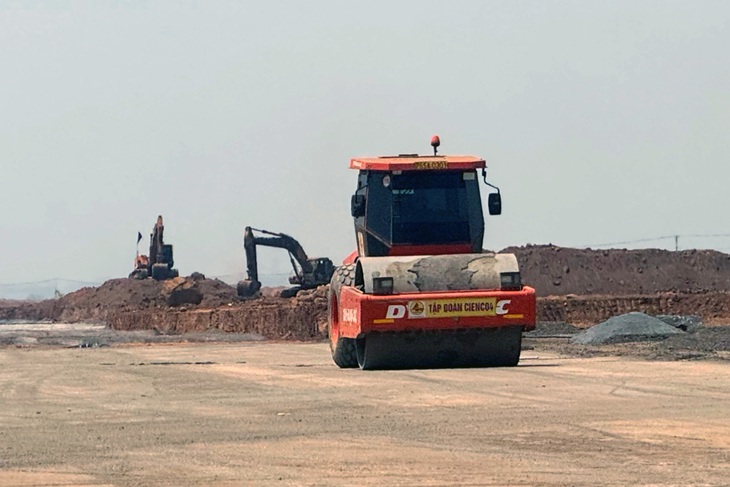 Công trường xây dựng nhà ga hành khách dự án sân bay Long Thành đang thi công. Sân bay Long Thành được kỳ vọng sẽ lan tỏa cho việc phát triển kinh tế của cả vùng khi đưa vào khai thác - Ảnh: H.M.