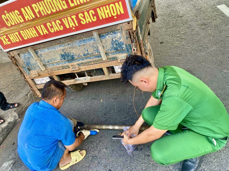 UBND phường Linh Xuân ra quân rà hút đinh khắc phục tình trạng &quot;đinh tặc&quot; rải xuống trên quốc lộ 1 - Ảnh: UBND phường Linh Xuân