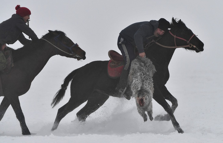 Người Kyrgyzstan tham gia Kok-boru, một trò thi đấu thể thao phổ biến của người Trung Á, tại làng Uch-Emchek, cách thủ đô Bishkek khoảng 30km. Luật chơi của môn này tại làng Uch-Emchek là giành lấy một miếng lông cừu và quăng vào một cái giếng. Ảnh: AFP 