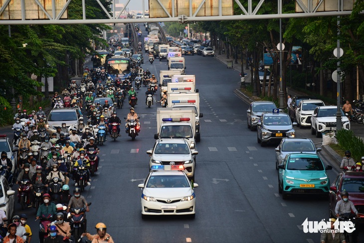 Đoàn xe trên đường Hoàng Văn Thụ - Ảnh: QUANG ĐỊNH