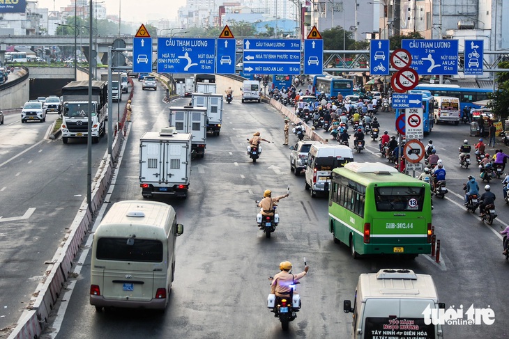 6h30 sáng, đoàn xe chở các bị cáo xuất hiện tại khu vực cầu vượt An Sương - Ảnh: PHƯƠNG QUYÊN