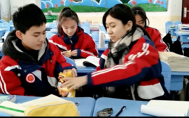 Tình yêu tuổi học trò: Ranh giới giữa cảm xúc và hệ lụy - Ảnh 2.