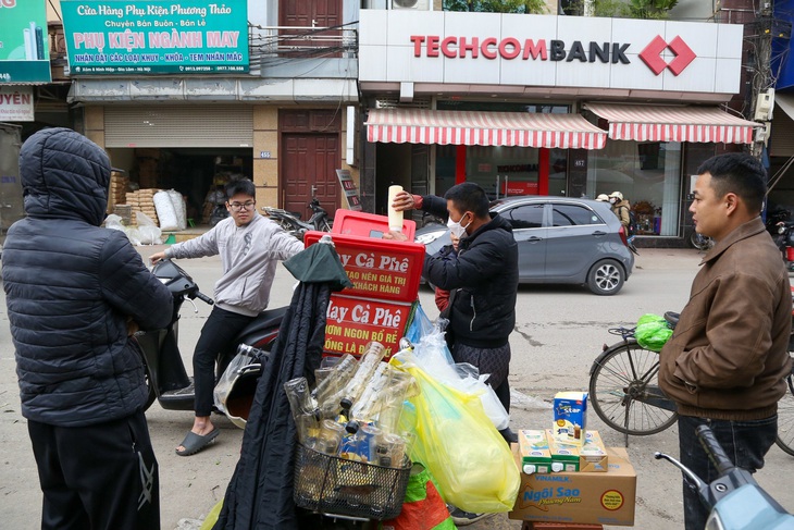 Chỉ là tiệm cà phê dạo, nhưng mỗi ngày anh Hay bán được trăm cốc cho khách - Ảnh: HÀ QUÂN