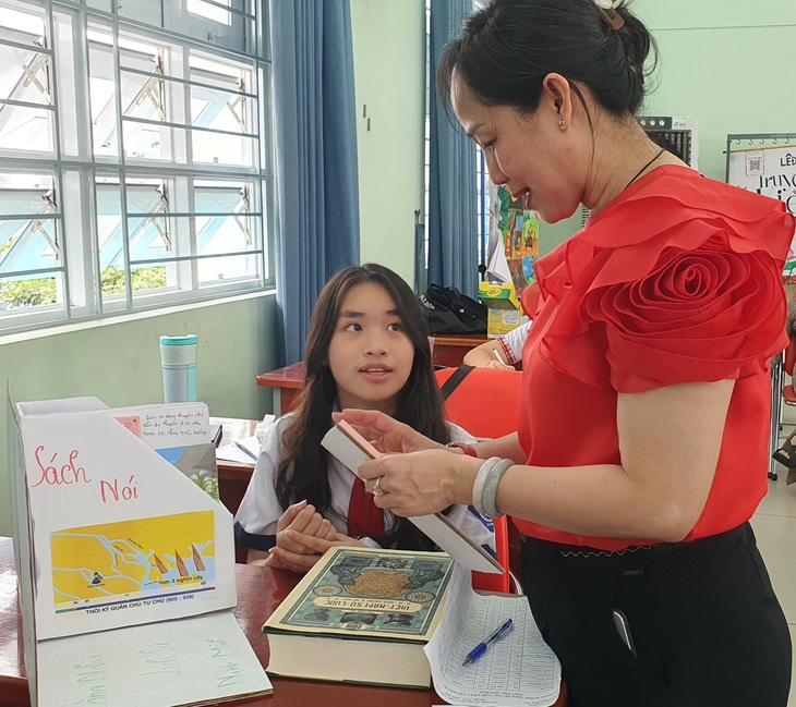 Nhã Kỳ, học sinh Trường THCS Trường Chinh, thuyết trình về mô hình sách nói của mình với ban giám khảo - Ảnh: H.HG