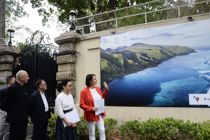 Bà Emmanuelle Pavillon-Grosser, tổng lãnh sự Pháp tại TP.HCM, giới thiệu đến người xem Tahiti, nơi diễn ra môn thi lướt sóng. Kỳ Thế vận hội năm nay được gọi là Paris 2024, sẽ diễn ra từ ngày 26-7 đến ngày 11-8; tiếp đó là Paralympic, từ ngày 28-8 đến ngày 8-9, và sẽ là sự kiện lớn nhất từng được tổ chức tại Pháp - Ảnh: HẢI QUỲNH