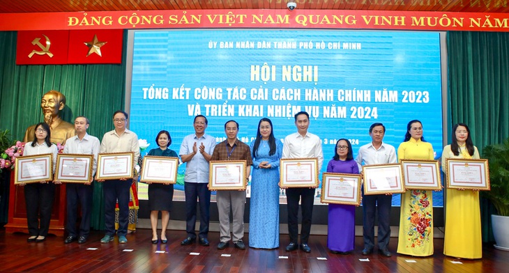 Các đơn vị nhận bằng khen của chủ tịch UBND TP.HCM - Ảnh: N.N.