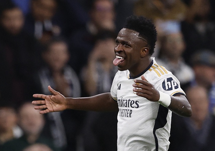 Vinicius tỏa sáng để giúp Real Madrid có được lợi thế - Ảnh: REUTERS