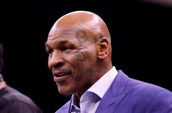 Huyền thoại Mike Tyson trở lại võ đài đấu cựu YouTuber - Ảnh: REUTERS