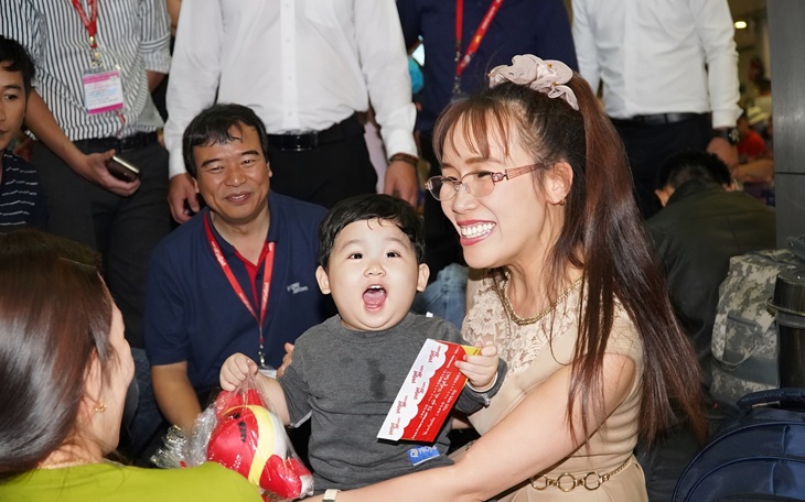 Bộ Nội vụ lấy ý kiến về tặng danh hiệu Anh hùng Lao động cho nữ tỉ phú USD Nguyễn Thị Phương Thảo - Ảnh 2.