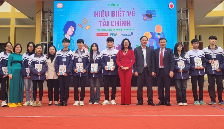 Ban tổ chức và các đại biểu tặng sách cho học sinh Trường THPT Cẩm Thủy 1 tại chương trình 