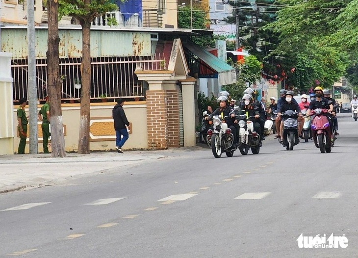 Công an xuất hiện ở trụ sở Ban quản lý đầu tư xây dựng các công trình giao thông tỉnh Quảng Ngãi, nơi ông Lê Quốc Đạt làm giám đốc- Ảnh: L.Đ