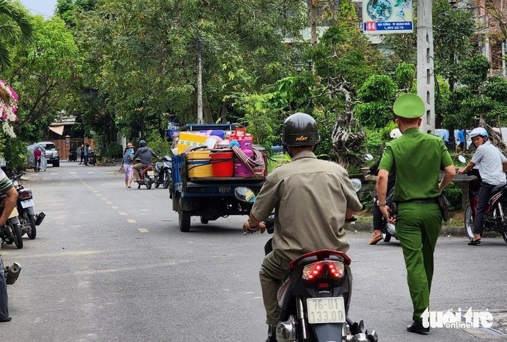 Công an xuất hiện ở nhà ông Hà Hoàng Việt Phương- Ảnh: L.Đ