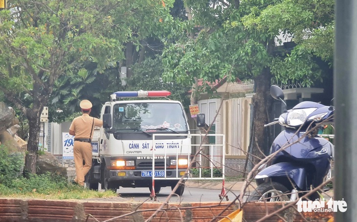 Công an phong tỏa tuyến đường vào nhà ông Cao Khoa - Ảnh: TRẦN MAI