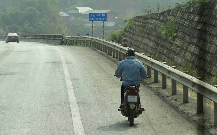 "Điểm mặt" 4 nút giao xe máy thường xuyên chạy vào cao tốc miền Tây - Ảnh 2.