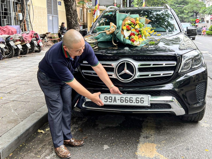 Khách hàng trúng đấu giá biển số xe - Ảnh: HỒNG QUANG