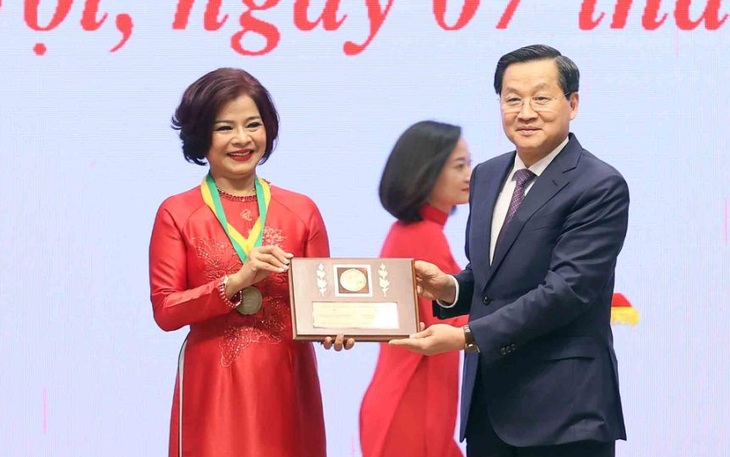 Tin tức sáng 8-3: Trao giải Kovalevskaia cho hai nhà khoa học nữ xuất sắc