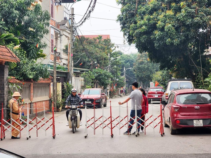 Rào chắn tại khu vực nhà riêng ông Lê Duy Thành chiều nay 8-3 - Ảnh: ANH KHÔI