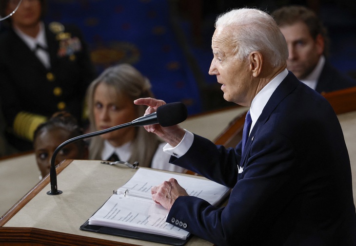 Tổng thống Mỹ Joe Biden đọc thông điệp liên bang tại Điện Capitol hôm 7-3 - Ảnh: REUTERS