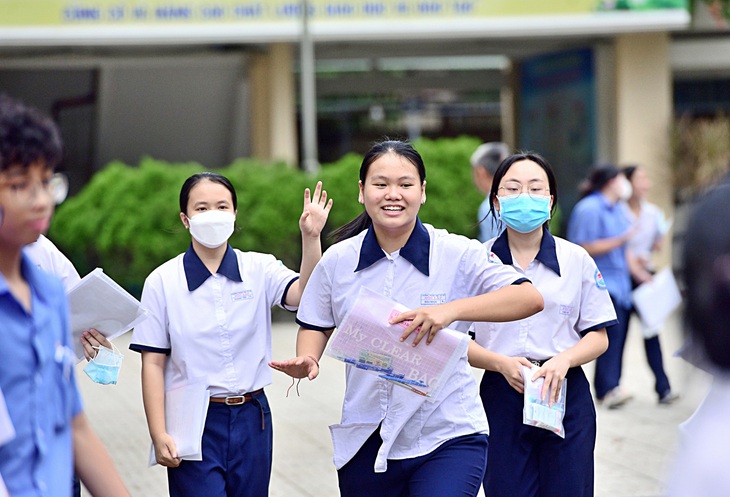 Môn ngữ văn luôn thu hút sự quan tâm của dư luận mỗi kỳ thi tốt nghiệp THPT. Trong ảnh: thí sinh dự thi tốt nghiệp THPT năm 2023 tại TP.HCM vui vẻ sau khi kết thúc môn thi ngữ văn - Ảnh: DUYÊN PHAN