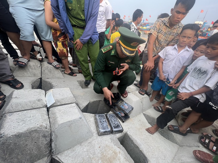 Thêm 4 túi ma túy được phát hiện ở bờ biển thôn Phước Thiện, xã Bình Hải, huyện Bình Sơn, Quảng Ngãi - Ảnh: V.T