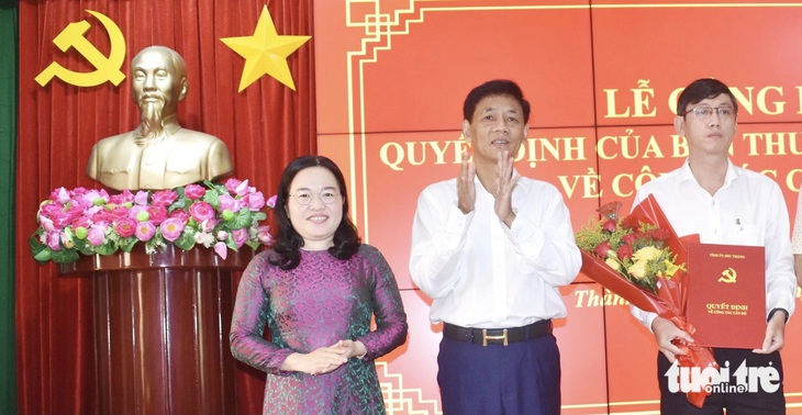 Ông Lâm Văn Mẫn - bí thư Tỉnh ủy Sóc Trăng (giữa) - trao quyết định cho ông Thái Đăng Khoa giữ chức bí thư Thành ủy Sóc Trăng - Ảnh: KHẮC TÂM