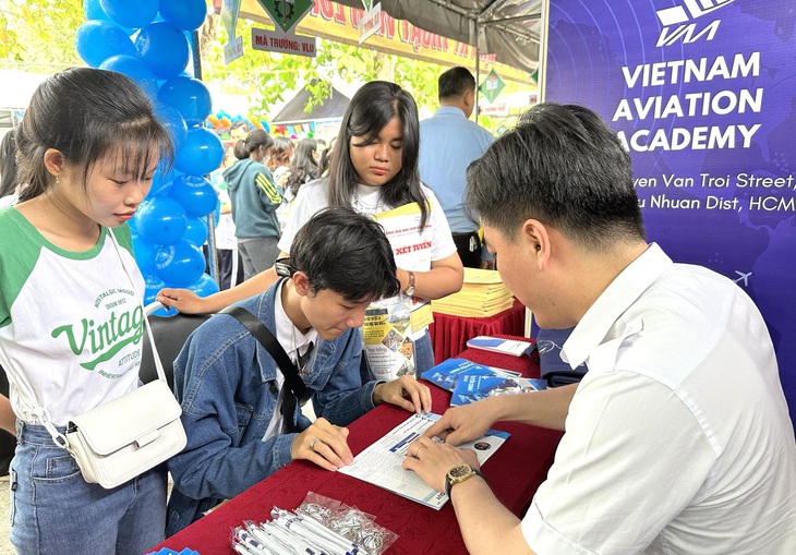 Học sinh tìm hiểu thông tin tuyển sinh của Học viện Hàng không Việt Nam tại Ngày hội tư vấn tuyển sinh - hướng nghiệp 2024. Năm nay nhà trường cấp học bổng đào tạo nhân lực cho sân bay Long Thành - Ảnh: THY HUYỀN