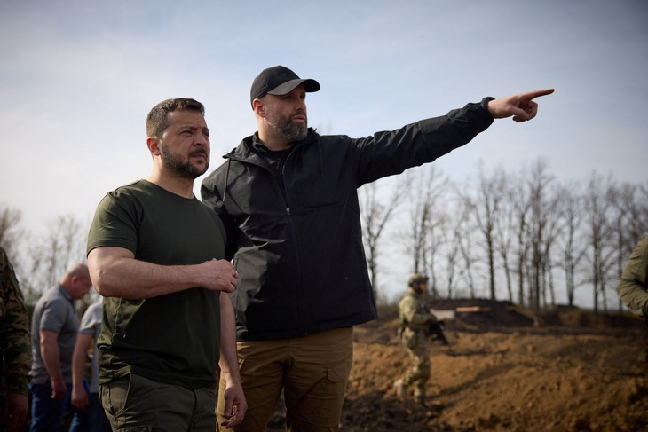 Tổng thống Ukraine Volodymyr Zelensky và thống đốc vùng Kharkov Oleh Syniehubov thị sát các công sự mới cho quân nhân Ukraine trong khu vực ngày 9-4 - Ảnh: REUTERS